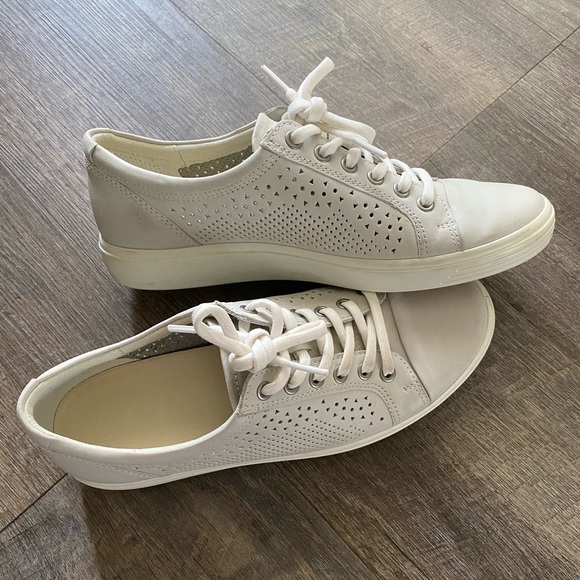 ecco soft 7 perforated sneaker